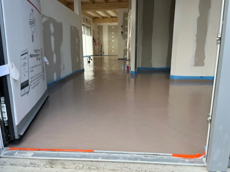 Application d'une chape liquide pour la rénovation d'un habitation à Odenas dans le Rhône, Villefranche-sur-Saône, TECH'SOLS – Les Chapes Beaujolaises